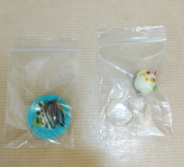ガチャの景品を「チャック付き整理パック」で分けたもの