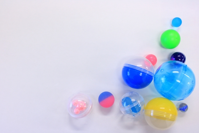 仕分ける前のガチャガチャの入ったカプセル