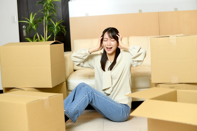引っ越し前に慌てる女性